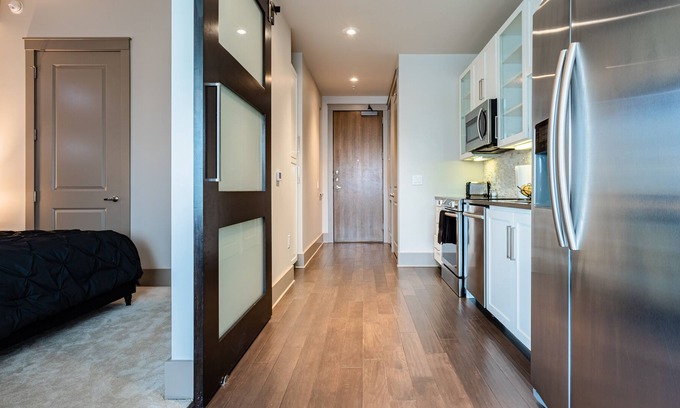 Uptown Condo | Beautiful condo near bars and restaurants