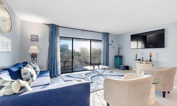 Williams Town Apartment | Beachfront Condo Retreat in Freeport, Bahamas - 4 Stars!