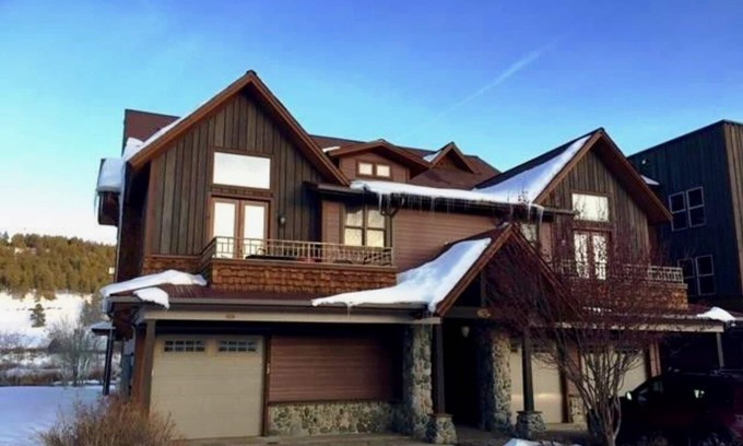 Pagosa Springs Condo | Riverfront Condo Retreat with Spa and Ocean View
