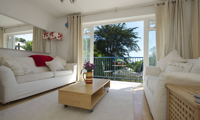 Maenporth Apartment | Stylish Contemporary Apartment Steps from the Beach
