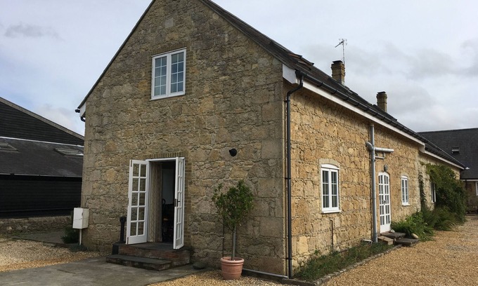 Newport Cottage | Remarkable 17th Century Stone Stable in Isle of Wight