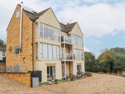 Bourton-on-the-Water Apartment | Elegant Cotswold View: 5-Star Retreat with Excellent Reviews