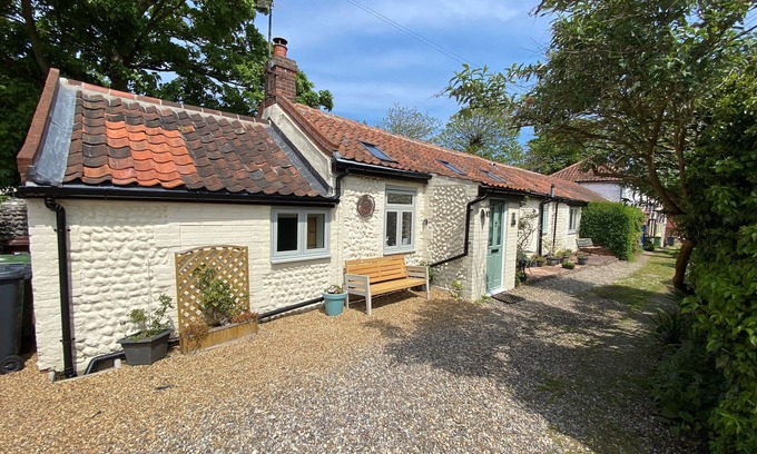 Mundesley Cottage | Idyllic Cottage by the Sea with Ocean View & Free WiFi