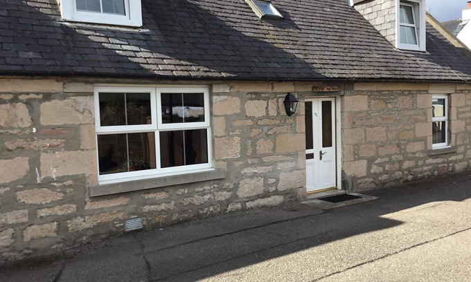 Nairn Cottage | Idyllic Cottage with Ocean View and Spa Amenities