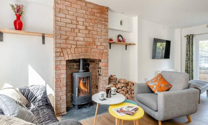 Ross-on-Wye Cottage | Cozy Cottage Retreat in Ross On Wye for Couples' Getaway