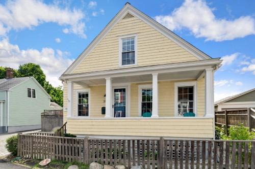 Bristol House | Oceanfront Cottage in Downtown Bristol - Rated 10/10 by Guests