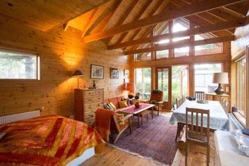 Hveragerdi House | Cozy Cottage in Hveragerdi with Pool and Hot Tub Access