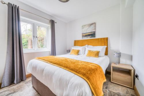 New Forest District House | Cozy Tack Room: Perfect Getaway for Two with Breakfast