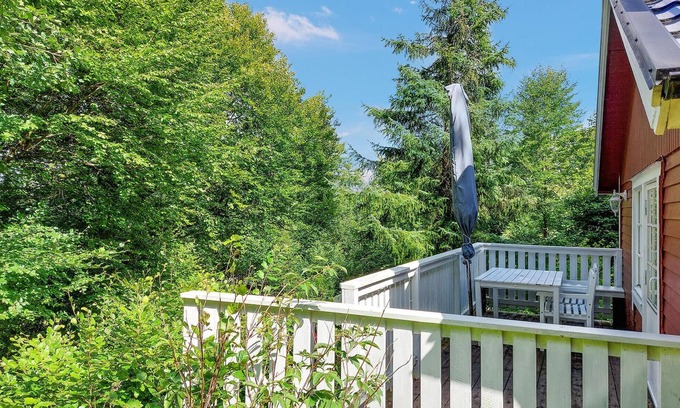 Asljunga House | Cozy Cottage Retreat by Forest and Lake with Unique Amenities