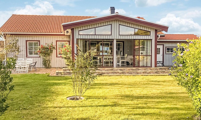 Simrishamn House | Beautiful cottage on child-friendly property in the cozy area Simrislund.