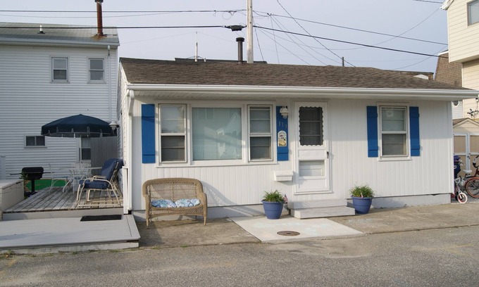 Lavallette House | Cozy Cottage Steps from the Beach - Rated 9.8/10!