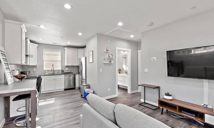 Mountain View House | Inviting Cottage with Spa & Hot Tub in Silicon Valley