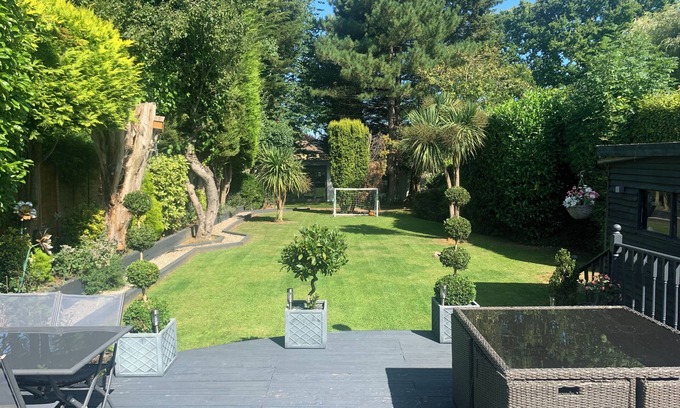 Brands Hatch House | Charming Country Bungalow with Pet-Friendly Amenities