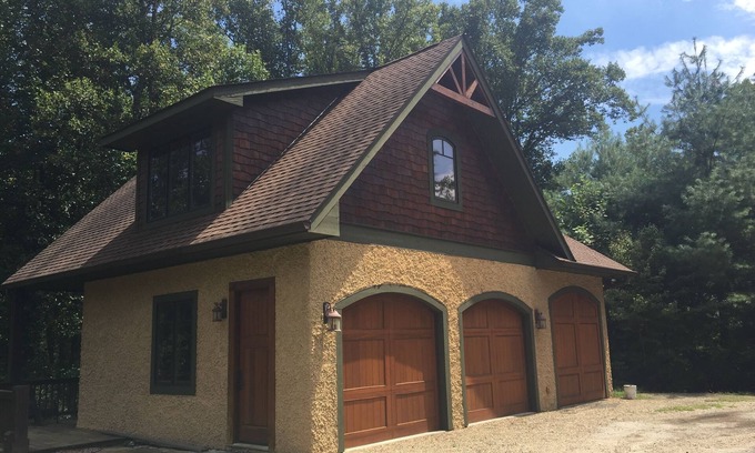 Fletcher Apartment | Idyllic Country Retreat with Spa & Breakfast at The Carriage House