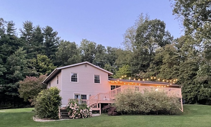 Bellville House | Enchanting Countryside Retreat Near Mohican Snowtrails