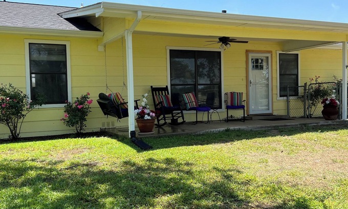 Weatherford House | Idyllic Country Retreat Near Weatherford with Lake Views