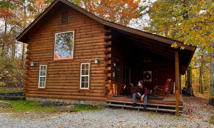 Logan Cabin | Cozy Cabin Retreat with Spa in Hocking Hills - 10/10 Rated