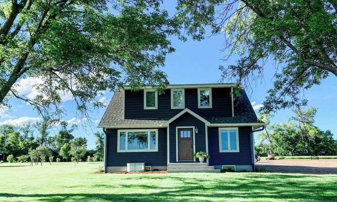 Stevens County House | Beautiful cozy country home located on 12 acres in a great farming community.