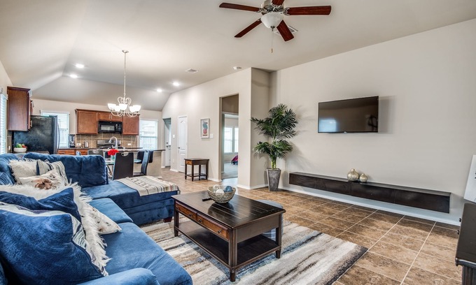 Houston House | Charming Home with Kitchen and Pet-Friendly Amenities