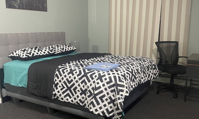 Queens House | Inviting Cozy Retreat Near JFK & LGA with Spa Amenities