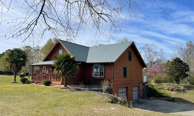 Deep Run House | Creek-Front Cabin: Ideal Getaway near Greenville & Kinston