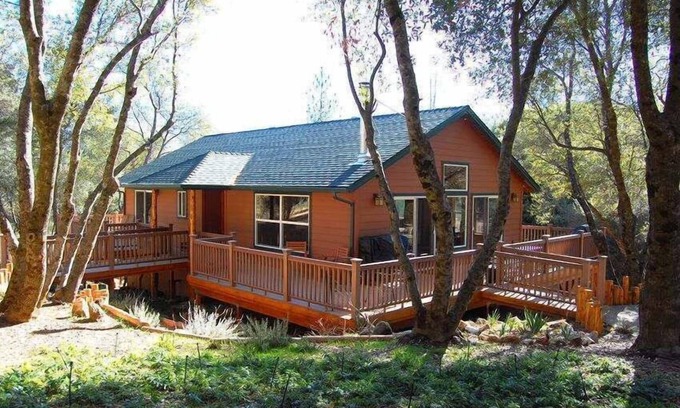 North Fork House | Idyllic Custom Cabin Steps from Bass Lake and Yosemite