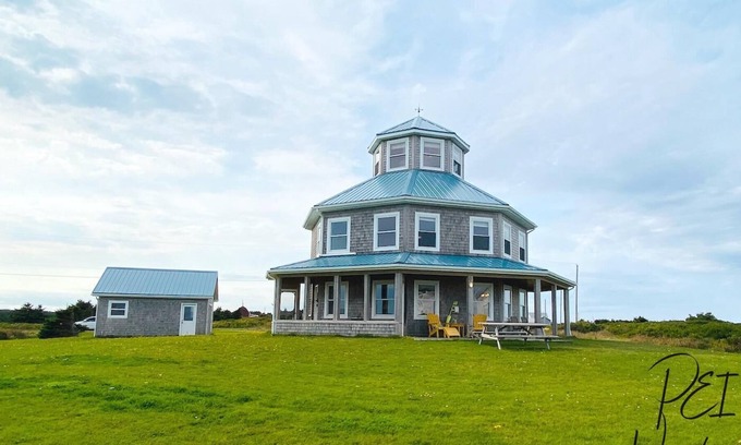 Selkirk House | Beautiful custom designed beach house, sleeps 9.