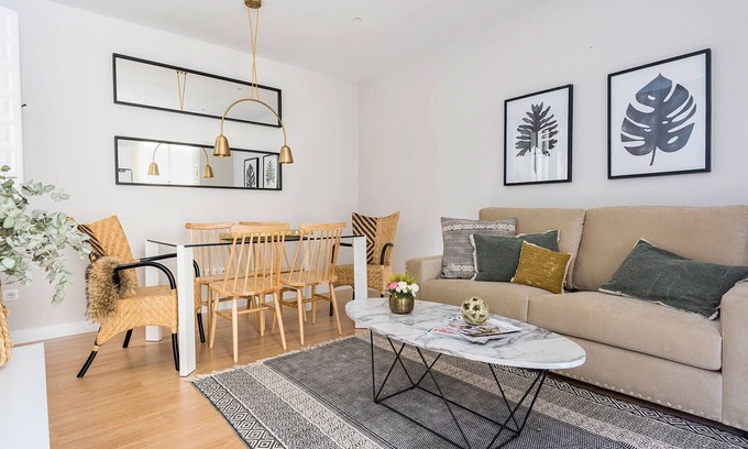 Ensanche Centro Apartment | Stylish Apartment for Four with Spa and Breakfast Included