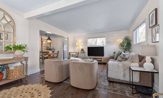 North Spokane House | Bright and Stylish Retreat - Family Friendly & Private
