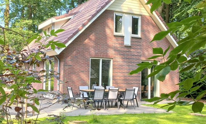 Garderen House | Inviting Bungalow with Pool & Spa for 8 in Garderen Veluwe