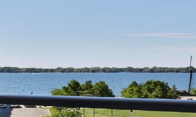 Central Waterfront Condo | Charming Downtown Toronto Waterfront Condo - Guest Rated 9.8