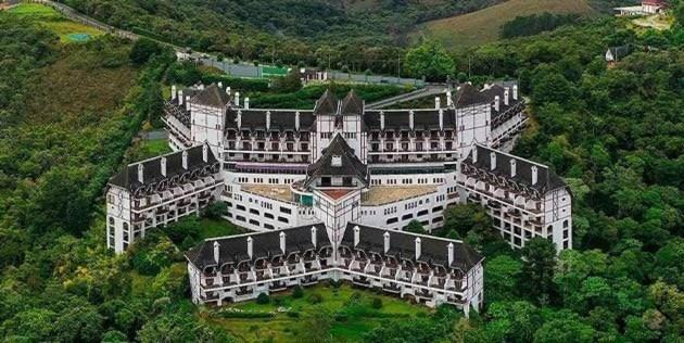 Alto do Capivari Hotel | Discover Lindo Duplex: Poolside Retreat in Campos do Jordão