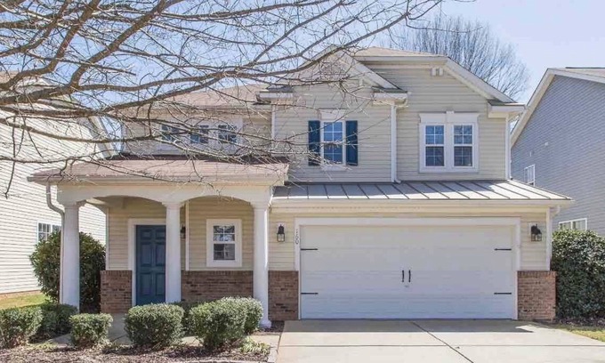 Raleigh House | Cozy Eagle Ridge Home in Raleigh with Fenced Yard & Hot Tub