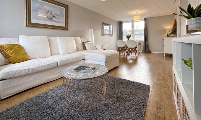 Linlithgow Apartment | Beautiful & Elegant 2BD Scandi Style Duplex