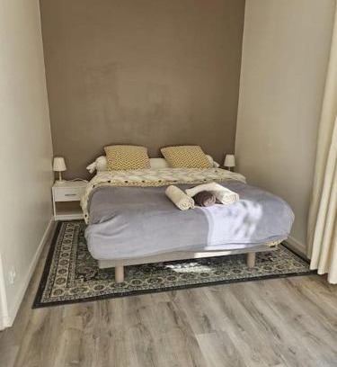 Veneux-les-Sablons House | Convenient F2 Apartment Just 5 Train Stops from Paris