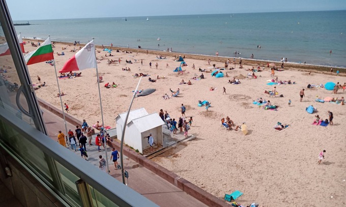 Courseulles-sur-Mer Apartment | Cozy F2 Retreat with Ocean View and Pool Access