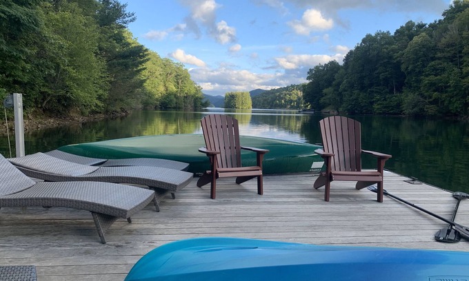 Topton House | Unforgettable Indian Summer Stays with Lake View Amenities