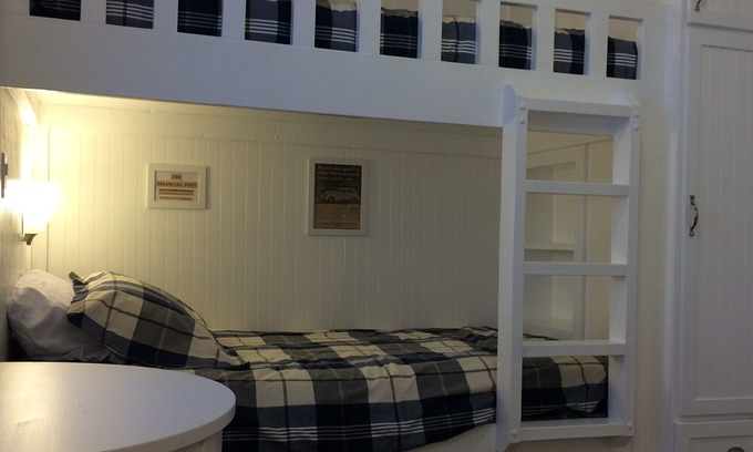 Mountain View Cottage | Beautiful Family Cottage 15 Mins from Waterton, AB!!