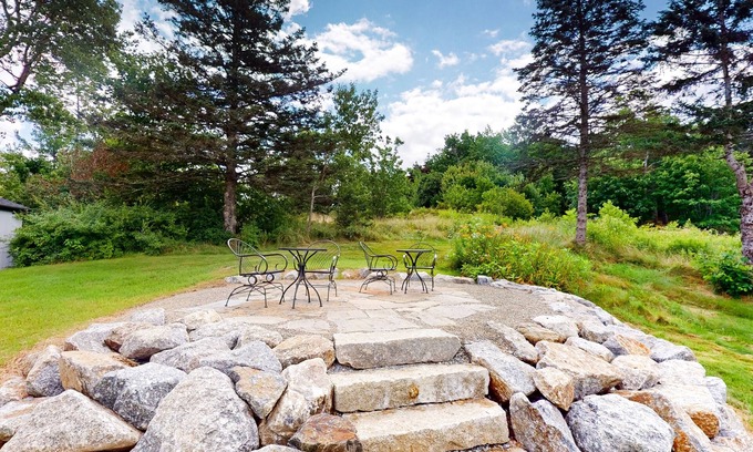 Saint George House | Family-Friendly Getaway with Ocean View & Fast WiFi