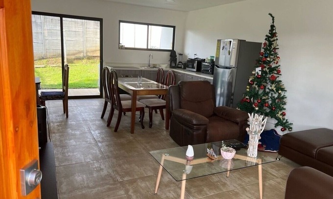 Puente de Piedra House | Cozy Family Retreat with Pool in a Safe Neighborhood