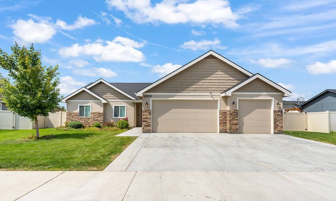 Payette House | Family-Friendly Retreat with Spa & Breakfast Included