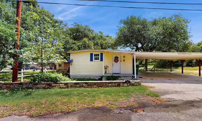 Kingsland House | Welcoming Family Retreat with WiFi & Shared Boat Access