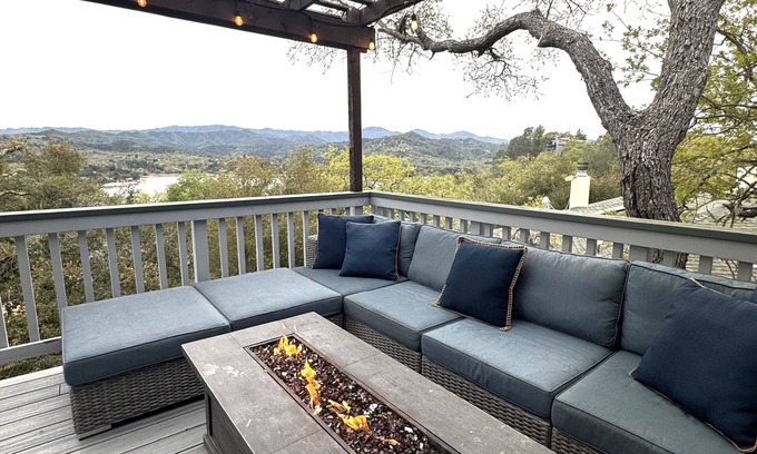 Oak Shores House | Ideal Family Lodge with Pool and Lake View Amenities