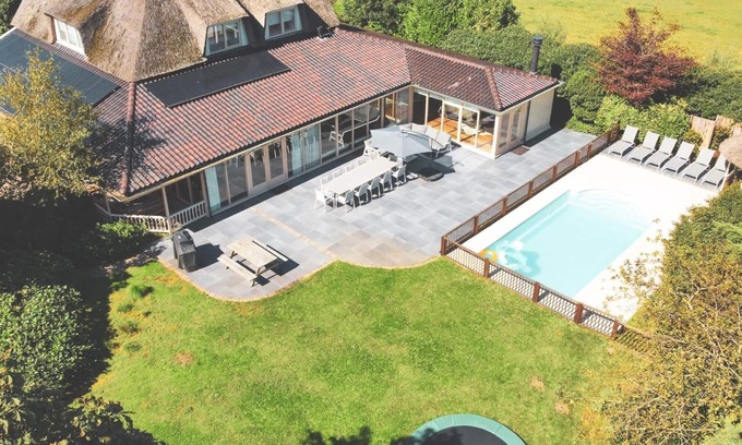 Municipality of Heerhugowaard Villa | Inviting Villa with Heated Pool, Jacuzzi & High Guest Rating