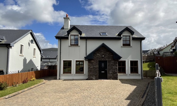 Dingle House | Family-Friendly Getaway with Pet Perks and Harbour Views