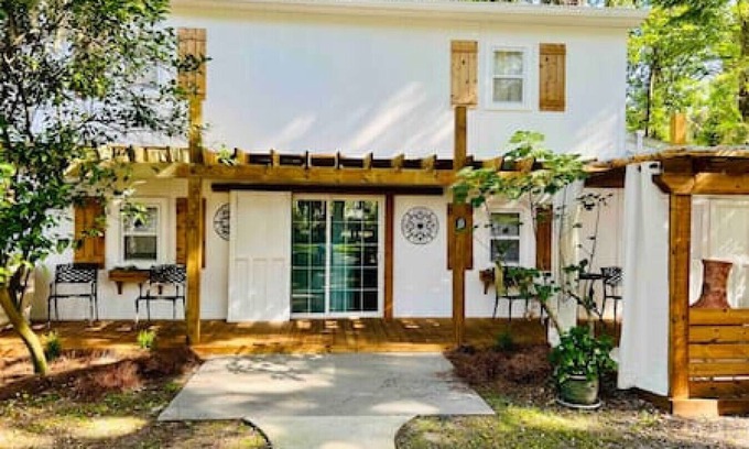 Fernandina Beach Condo | Charming Farmhouse Retreat with Pool in Fernandina Beach