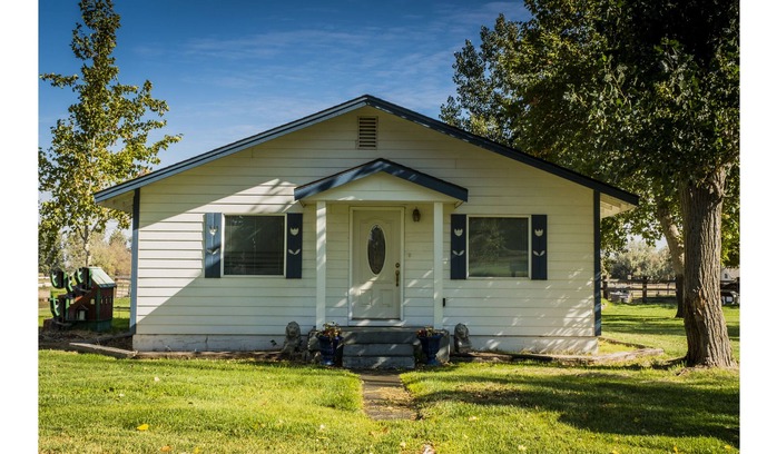 Finley House | Charming Farmhouse Retreat with Pool & Breakfast Included