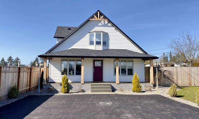 Ridgefield House | Cozy Farmhouse in Ridgefield with Ocean Views & Breakfast