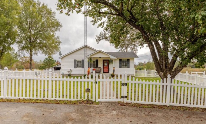 Cullman Other | Idyllic Farmstay Near I-65 with Boat Parking & Ocean Views