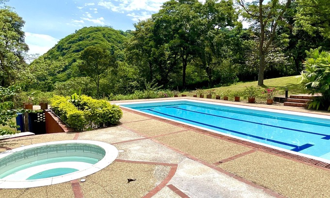 Tobia House | Inviting FINCA House with Pool, WiFi & Volleyball in Villeta